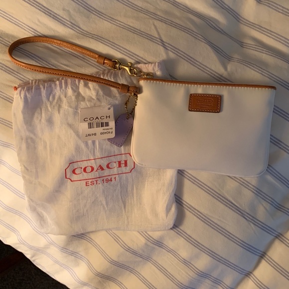 Coach Wristlet Hampton Weekend Collection - Picture 4 of 8